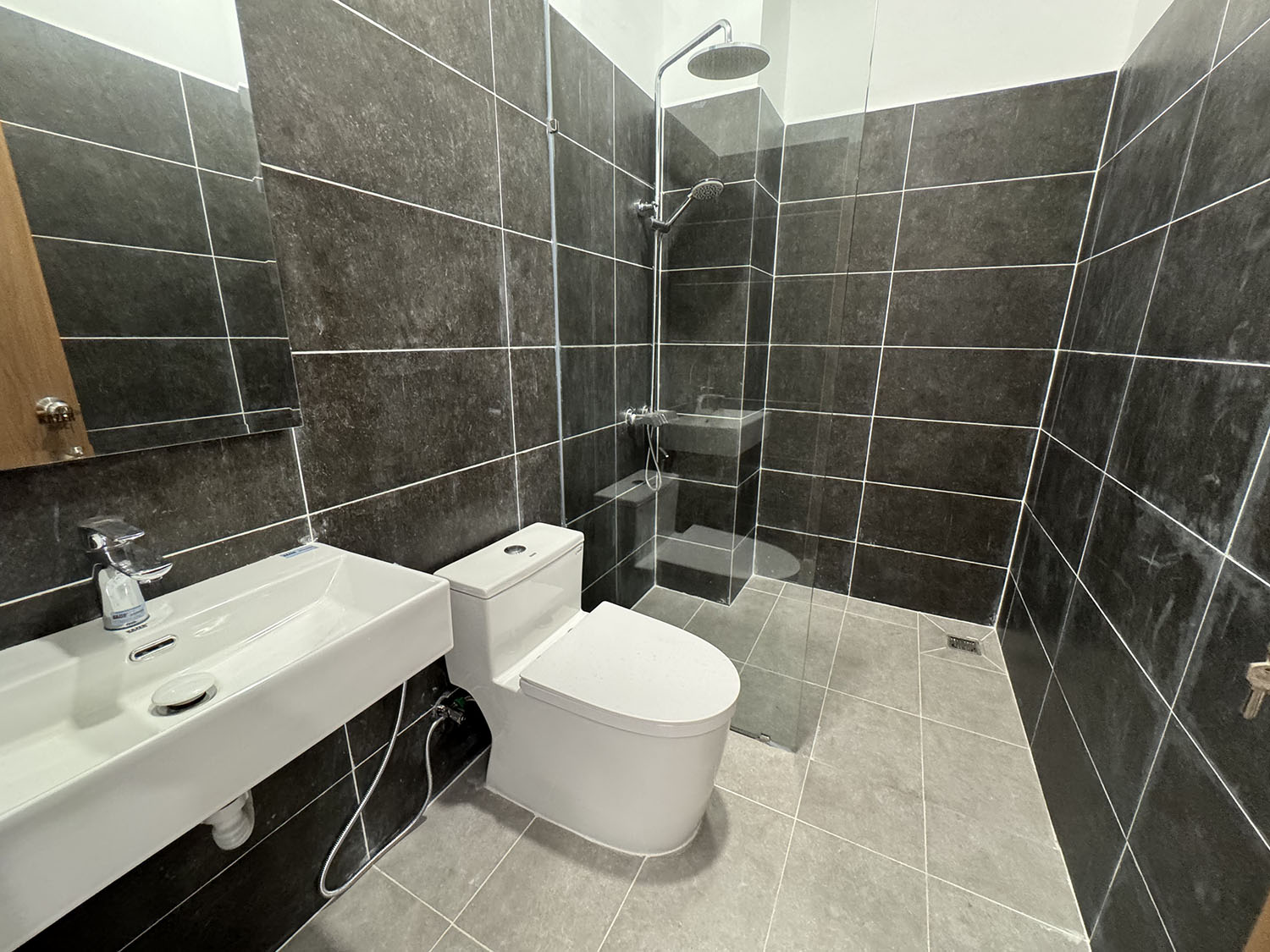 Nhà phố 3lầu (4,05m x 22,5m) có sân đổ ôtô, thiết bị ccấp khu kdoanh Nguyễn Thượng Hiền gần BOTANIC